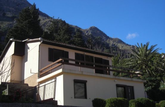 House in the village of Muo in Kotor only 50m from the sea.