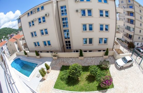 Apartments in a complex with swimming pool just 350m from the sea