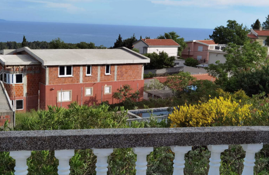 House with sea view in a good location