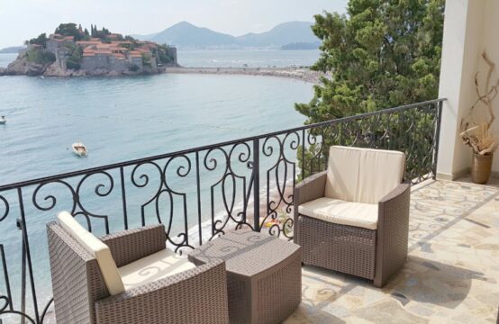 Spacious three bedrooms apartment on the first line of the sea