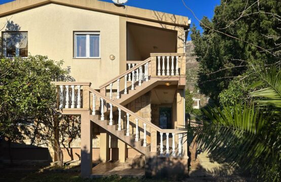 Two-story house with a yard in Sutomore