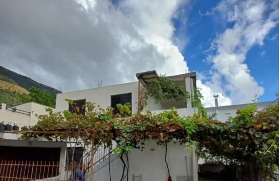 House in Sutomore with a Yard