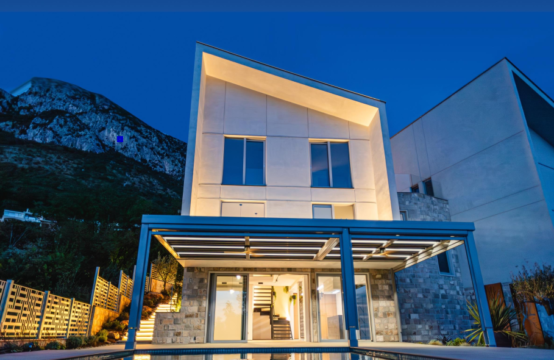 Two luxurious villas with a panoramic view of the sea