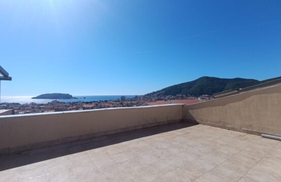 Two three-bedroom apartments with large terraces and panoramic sea views