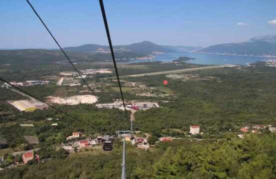 Neurbanizovan plac u blizini aerodroma