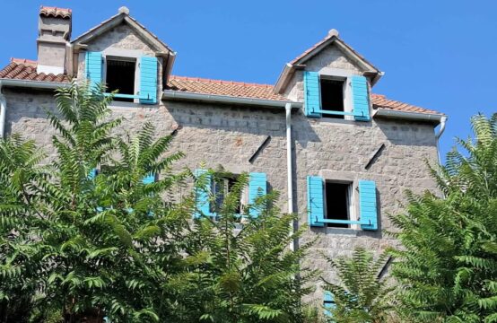 Renovirana istoriska kamena vila