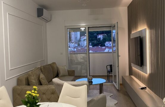 One-bedroom apartment in a complex with a beautiful courtyard