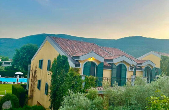 Kuća u lepom naselju u Lastvi Grbaljskoj u kompleksu zatvorenog tipa