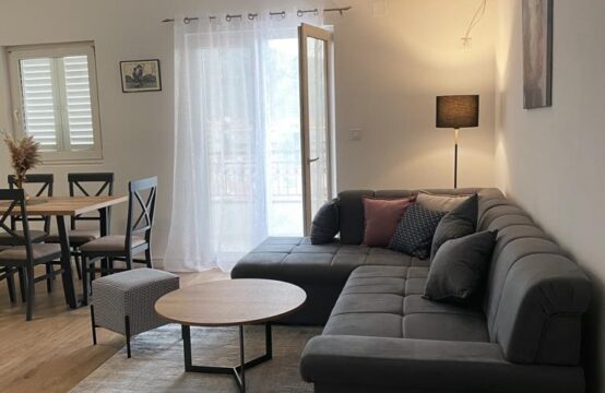 Trosoban stan sa pogledom na grad