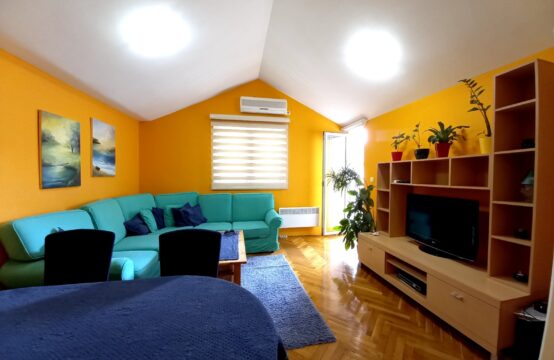 🔑 Izdaje se dvoosoban stan na godinu i duže