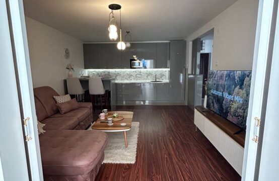 Prodaje se dvosoban stan u kompleksu sa bazenom