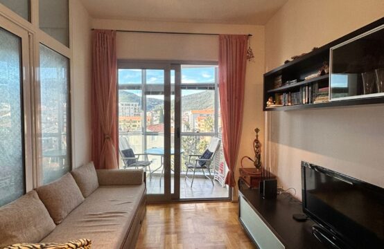 🔑 One-bedroom apartment for rent for one year or longer
